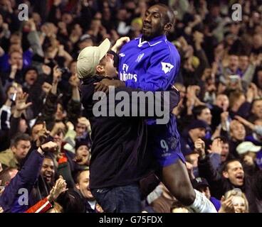 Jimmy Floyd Hasselbaink célèbre le but d'ouverture de Chelsea contre Tottenham Hotspur, en compagnie d'un fan de Chelsea, lors de son match demi-finale First Leg de la coupe Worthington au stade Stamford Bridge de Chelsea à Londres. Banque D'Images