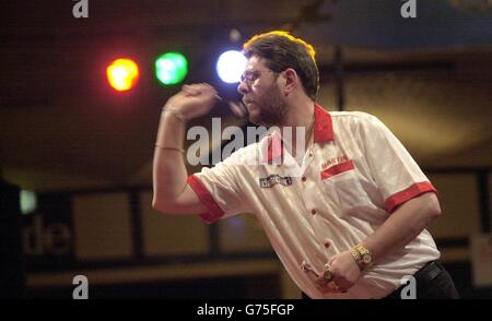 Martin Adams d'Angleterre lors d'un deuxième match contre Steve Coote aux Championnats du monde des fléchettes de l'ambassade au Lakeside Country Club, Frimley Green, Surrey. Banque D'Images