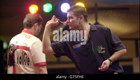 Steve Coote d'Angleterre lors de son deuxième match contre Martin Adams aux Championnats du monde des fléchettes de l'ambassade au Lakeside Country Club, Frimley Green, Surrey. Banque D'Images