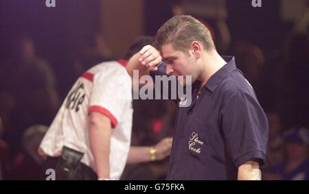 Steve Coote d'Angleterre lors de son deuxième match contre Martin Adams aux Championnats du monde des fléchettes de l'ambassade au Lakeside Country Club, Frimley Green, Surrey. Banque D'Images