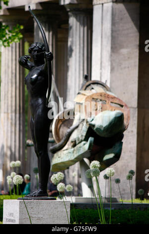 Skulptur (Bogenschuetze und eine von Jonathan Meese) vor der alten Nationalgalerie, Berlin-Mitte. Banque D'Images