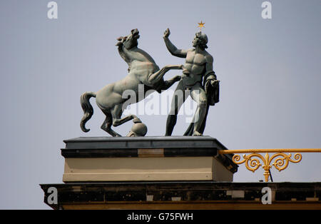 Skulptur vor der alten Nationalgalerie, Berlin-Mitte. Banque D'Images