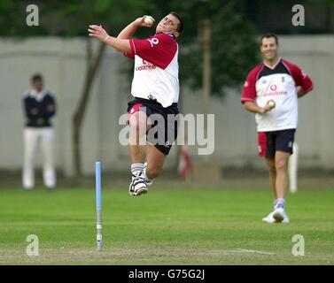 Le joueur d'Angleterre Darren Gough en action, observé par Marcus Trescothick pendant la pratique au club de cricket et de football de Kolkata, Kolkata (Calcutta), Inde. Banque D'Images