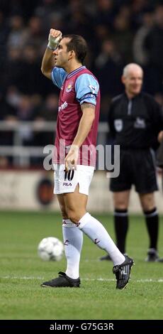 Paolo Di Canio, de West Ham, se met en face de ce qui pourrait se révéler être son appérence d'adieu contre Leicester City, lors de leur match de First ership de FA Barclaycard au terrain Upton Park de West Ham à Londres. Banque D'Images