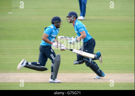 Ravi Bopara et Jos Buttler (à droite), en Angleterre, font des courses Banque D'Images