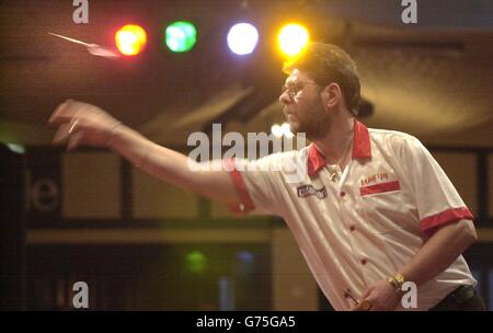 Martin Adams jouant contre Tony David d'Australie lors de leur demi-finale des Championnats du monde des fléchettes de l'ambassade au Lakeside Country Club, Frimley Green Surrey. Banque D'Images