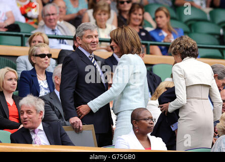 Carole et Michael Middleton dans la boîte royale sur le court du centre pendant le cinquième jour des championnats de Wimbledon au All England Lawn tennis and Croquet Club, Wimbledon. Banque D'Images