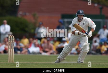 Nasser Hussain, skipper d'Angleterre, part le deuxième jour de son match amical de trois jours au parc Hagley, Christchurch, Nouvelle-Zélande.Vaughan et Hussain ont marqué respectivement 156 et 69 tours. Banque D'Images