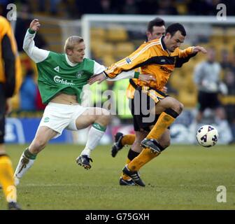 Francisco Quino (R) de Livingston se bat pour le ballon avec Jarkko Wiss de Hibernian lors de leur match de la Bank of Scotland Scottish Premier League au terrain d'Almondvale de Livingston. Score final: Livingston 0 Hibs 3. Banque D'Images