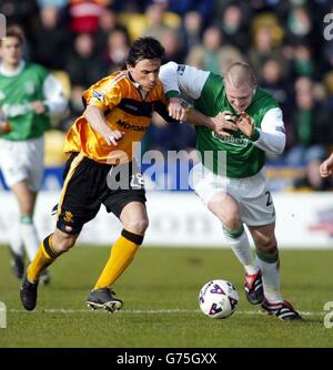 Didier Santini (L) de Livingston combat avec Gary O'Connor de Hibernian lors du match de la Premier League écossaise de la Banque d'Écosse au sol d'Almondvale. Score final: Livingston 0 Hibs 3. Banque D'Images