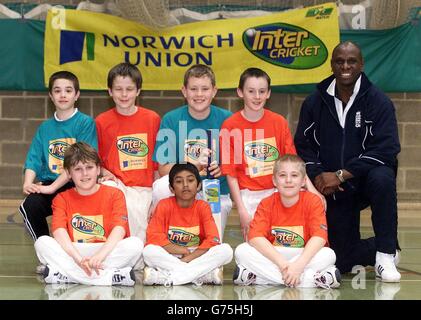 Équipe de secteur de Thetford, (rangée arrière l/r) Shaun Bowden, Daniel White, Chris Cooper, Lian McIsaac, et leur entraîneur,Piggott Mick(Front l/r) Patrick Yates, Usmaan Iqbal, Matthew Terry, pendant le tournoi de cricket de Norwich Union, Thetford, Norfolk. Banque D'Images