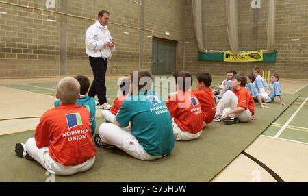 Thetford Area Schools et King Edward 7e School de King's Lynn, reçoivent quelques conseils de Colin Brassett, agent de développement du cricket pour l'ouest de Norfolk avant qu'ils ne combattent, pendant le Norwich Union Cricket Tournament, Thetford, Norfolk. Banque D'Images