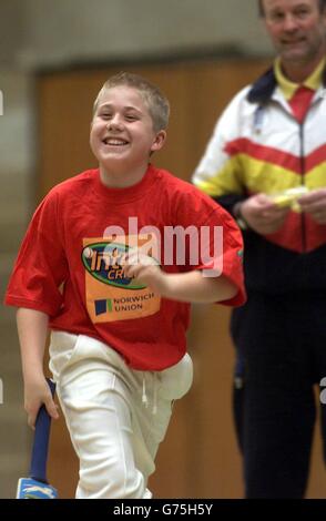 Matthew Terry, du côté de Thetford, lors d'un échauffement avant le match Thetford a finalement gagné, pendant le tournoi de cricket de Norwich Union, Thetford, Norfolk. Banque D'Images