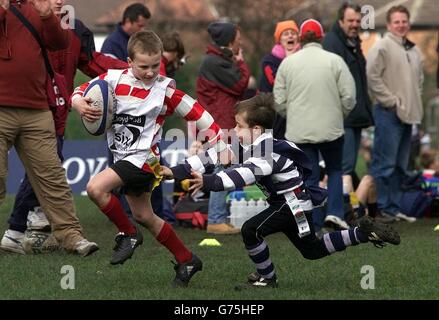 Les enfants de la région de Manchester participent au Lloyds TSB Mini Rugby Festival à sale, Manchester. Banque D'Images