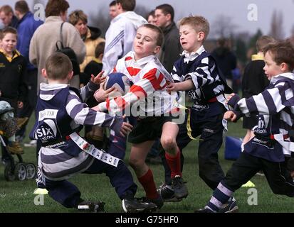 Mini-rugby.Les enfants de la région de Manchester participent au Lloyds TSB Mini Rugby Festival à sale, Manchester. Banque D'Images