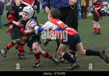 Mini-rugby.Les enfants de la région de Manchester participent au Lloyds TSB Mini Rugby Festival à sale, Manchester. Banque D'Images