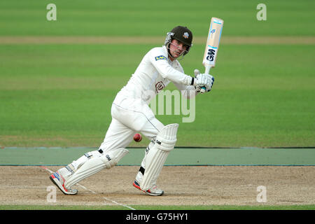 La Surrey Rory Burns au bâton en action contre l'Hampshire. Banque D'Images