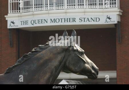 Le Queen Mother Stand à l'hippodrome d'Aintree avec la statue en bronze de la Grande légende nationale Red Rum au premier plan tandis que les préparatifs sont terminés pour la Grande Réunion nationale qui commence demain. Banque D'Images