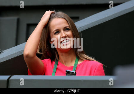 Kim Sears prend sa place dans la boîte des joueurs pendant le dixième jour des championnats de Wimbledon au All England Lawn tennis and Croquet Club, Wimbledon. Banque D'Images