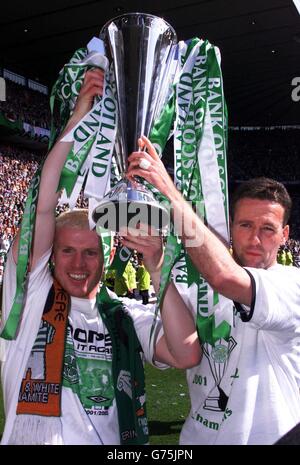 Neil Lennon (à gauche) et le capitaine Paul Lambert (à droite) du Celtic tiennent le trophée SPL après leur victoire sur Livingstone, lors de leur match de la Premier League écossaise de la Bank of Scotland au stade Celtic Park du Celtic.Score final: Celtic 5 Livingstone 1.*12/05/02 Neil Lennon (à gauche) et le capitaine Paul Lambert (à droite) du Celtic tiennent le trophée SPL après leur victoire sur Livingstone, dans leur match de la Premier League écossaise de la Banque d'Écosse au stade Celtic Park du Celtic.Score final: Celtic 5 Livingstone 1.Le Celtic et les Rangers seront invités à rejoindre la ligue nationale anglaise la saison prochaine Banque D'Images