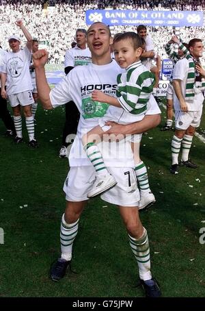 Henrik Larsson célèbre avec son fils Jordan après que le Celtic ait conservé le titre de Premier League écossais après le match de Premier League écossaise de la Bank of Scotland au stade Celtic Park. * .... Celtic a battu Livingston 5-1 sur le chemin de la victoire de la première ligue écossaise pour la deuxième année consécutive. Banque D'Images