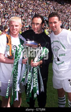 Martin O'Neil, le directeur du Celtic (au centre), est entouré de ses joueurs Neil Lennon et du capitaine pain Lambert (à droite) après avoir conservé le titre de Premier League écossaise lors du match de la Bank of Scotland Premier League au stade Celtic Park. * Celtic a battu Livingston 5-1 sur la voie de gagner la première ligue écossaise pour la deuxième année consécutive. Banque D'Images