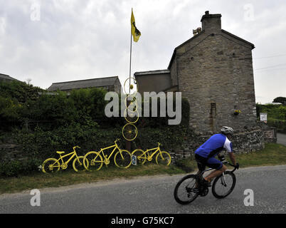 Sculptures sur route à Leyburn dédiées au Tour de France. Le Yorkshire, qui accueille le célèbre Grand départ de la course le samedi. Banque D'Images