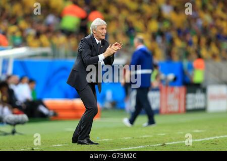 Football - coupe du monde de la FIFA 2014 - quart de finale - Brésil / Colombie - Estadio Castelao.Le Manager colombien José Pekerman fait des gestes de la ligne de contact pendant le quart de finale du match à l'Estadio Castelao, Fortaleza. Banque D'Images