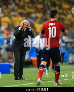 Le Manager colombien José Pekerman se dirige vers James Rodriguez (à droite) de Colombie lors du quart de finale du match à l'Estadio Castelao, Fortaleza. Banque D'Images