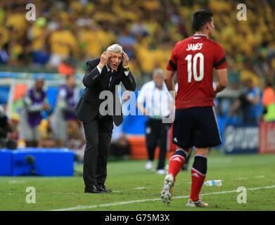 Le Manager colombien José Pekerman se dirige vers James Rodriguez (à droite) de Colombie lors du quart de finale du match à l'Estadio Castelao, Fortaleza. Banque D'Images