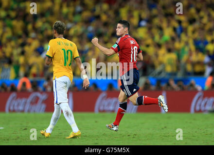 Le colombien James Rodriguez célèbre sa pénalité devant le brésilien Neymar (à gauche) lors du quart de finale du match à l'Estadio Castelao, Fortaleza. Banque D'Images