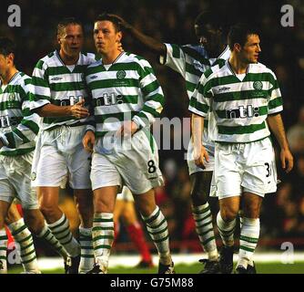 Alan Thompson (au centre) du Celtic est félicité par les coéquipiers après avoir obtenu son score lors du match de témoignage Tony Adams contre Arsenal à Highbury, Londres. Arsenal a attiré 1-1 avec Celtic. Banque D'Images