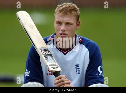 Andrew Flintooff, de l'Angleterre, attend de battre pendant la session de l'équipe au terrain de cricket de Lord, à Londres. Le premier match test est entre l'Angleterre et le Sri Lanka. Banque D'Images