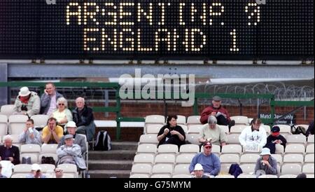 Le score final de la coupe du monde Angleterre-Argentine est indiqué sur le tableau de bord Old trafford lors de la demi-finale Benson and Hedges entre le Lancashire et le Warwickshire à Old Trafford, Manchester. Banque D'Images