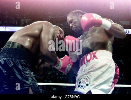 Lennox Lewis de Grande-Bretagne avec le dessus coupé à l'américain Mike Tyson Continuez en direction de Lewis pour gagner la 8e manche Ko Victory & conserve ses titres World Heavyweight au Pyramid Arena Memphis Banque D'Images