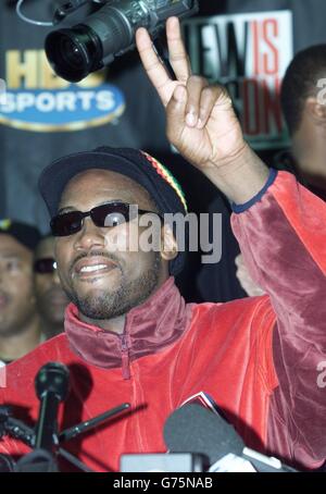 Lennox Lewis tient une conférence de presse après avoir conservé le championnat du monde de poids lourd, en sortant l'ancien champion, Mike Tyson au 8e tour à la Pyramid Arena, Memphis. Banque D'Images