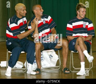 David James (à gauche), Rio Ferdinand (au centre) et David Beckham posent des questions aux élèves lors d'une visite des joueurs d'Angleterre, à l'école élémentaire Ishya près de la base de formation de l'équipe à Awaji, au Japon.L'Angleterre joue au Nigeria dans leur prochain match de coupe du monde mercredi. Banque D'Images