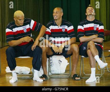 David James (à gauche), Rio Ferdinand (au centre) et David Beckham posent des questions aux élèves lors d'une visite des joueurs d'Angleterre, à l'école élémentaire Ishya près de la base de formation de l'équipe à Awaji, au Japon. L'Angleterre joue au Nigeria dans leur prochain match de coupe du monde mercredi. Eiwc Banque D'Images