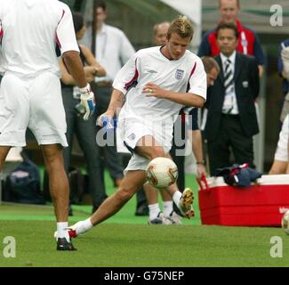 David Beckham d'Angleterre en action pendant l'entraînement au stade Nagai à Osaka, au Japon, avant le match du groupe F de la coupe du monde de mercredi entre l'Angleterre et le Nigeria. L'Angleterre n'a besoin que de tirer pour être sûr de leur place dans les 16 derniers. Eiwc Banque D'Images