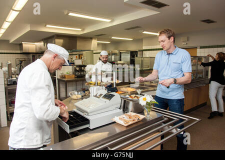 La production alimentaire à la cantine. Banque D'Images