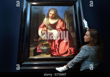 Un membre du personnel de Christie regarde un portrait de Saint Praxedis par Johannes Vermeer qui sera mis aux enchères dans le cadre de l'ancien Maître et amp; vente de peintures britanniques à Christie's à Londres. Banque D'Images