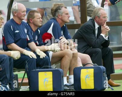 L'entraîneur d'Angleterre Sven-Goran Eriksson (à gauche) et son banc regardent avec inquiétude lors de leur dernier match du Groupe F de coupe du monde contre le Nigeria au stade Nagai, Osaka. Eiwc Banque D'Images