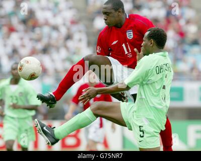 L'Emile Heskey (ci-dessus) d'Angleterre défie Okoronkwo du Nigeria lors de leur dernier match du groupe F de la coupe du monde au stade Nagai, Osaka Banque D'Images