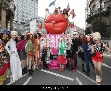 Jennifer Saunders (centre droit) et Joanna Lumley (centre gauche) posent en caractère le long avec des artistes en face de l'Absolument fabuleux/Stolli (vodka) la fierté de Londres, près de flottement à l'hôtel Langham Hotel, Londres. Banque D'Images