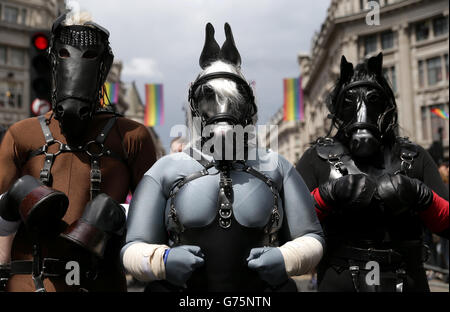 Les gens participant à la fierté de Londres parade, au moment où il fait son chemin à travers les rues du centre de Londres. Banque D'Images