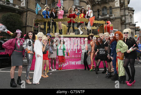 Jennifer Saunders (centre gauche) et Joanna Lumley (centre droite) posent en caractère le long avec des artistes en face de l'Absolument fabuleux/Stolli (vodka) la fierté de Londres, près de flottement à l'hôtel Langham Hotel, Londres. Banque D'Images