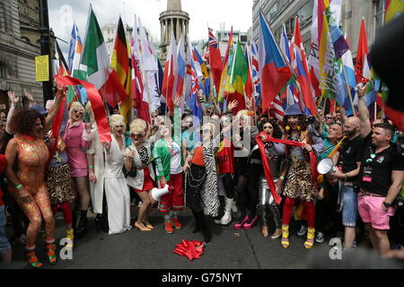 Jennifer Saunders (centre gauche) et Joanna Lumley (centre droite) posent en caractère le long avec des artistes en face de l'Absolument fabuleux/Stolli (vodka) la fierté de Londres, près de flottement à l'hôtel Langham Hotel, Londres. Banque D'Images