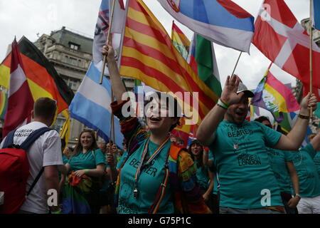 Les personnes atteintes de différents pays drapeaux présents à la parade de la fierté à Londres, comme il fait son chemin à travers les rues du centre de Londres. Banque D'Images