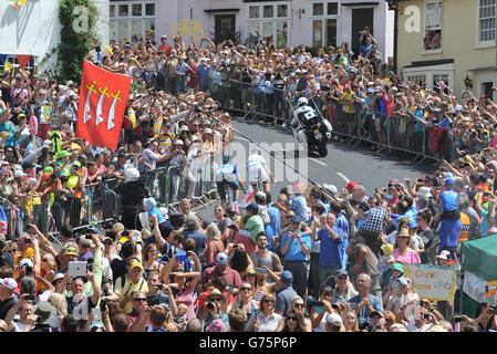 Les cavaliers sécessionnistes Jean-Marc Bideau (devant) et Jan Barta font leur chemin vers le haut de la courte montée dans le village de Finchingfield dans le nord de l'Essex pendant la troisième étape du Tour de France de Cambridge à Londres. Banque D'Images