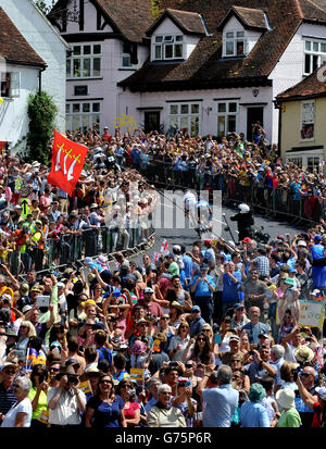 Les cavaliers sécessionnistes Jean-Marc Bideau (devant) et Jan Barta font leur chemin vers le haut de la courte montée dans le village de Finchingfield dans le nord de l'Essex pendant la troisième étape du Tour de France de Cambridge à Londres. Banque D'Images